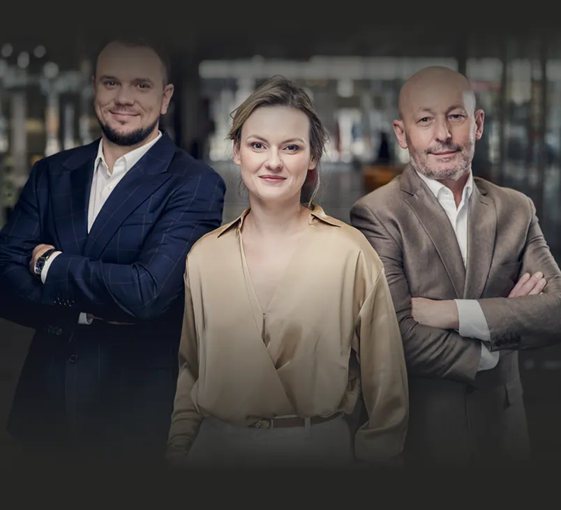 Zespół kancelarii Petlic — trzej prawnicy na tle hali biurowca